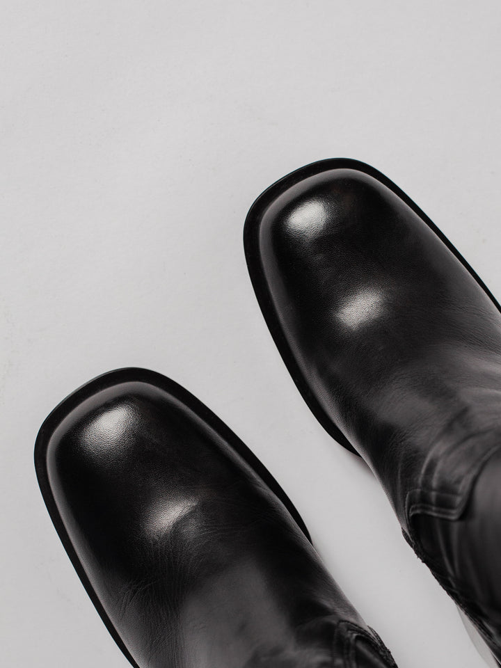 Blankens The Milou black leather boot, chrome-free. Made in Europe. elegant heel, contemporary shape, slightly elevated platform. detail photo of front