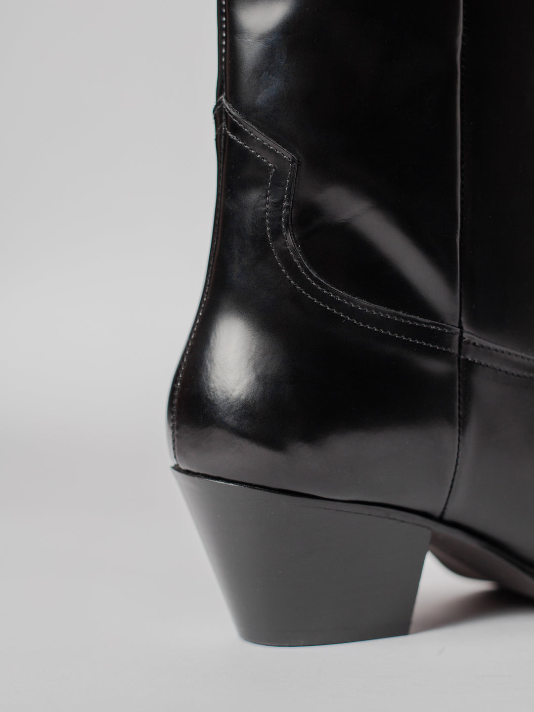 Blankens The Sedona cowboy boot in black leather with pointed toe. Comfortable heel. Fall winter boots.  Detail photo of heel