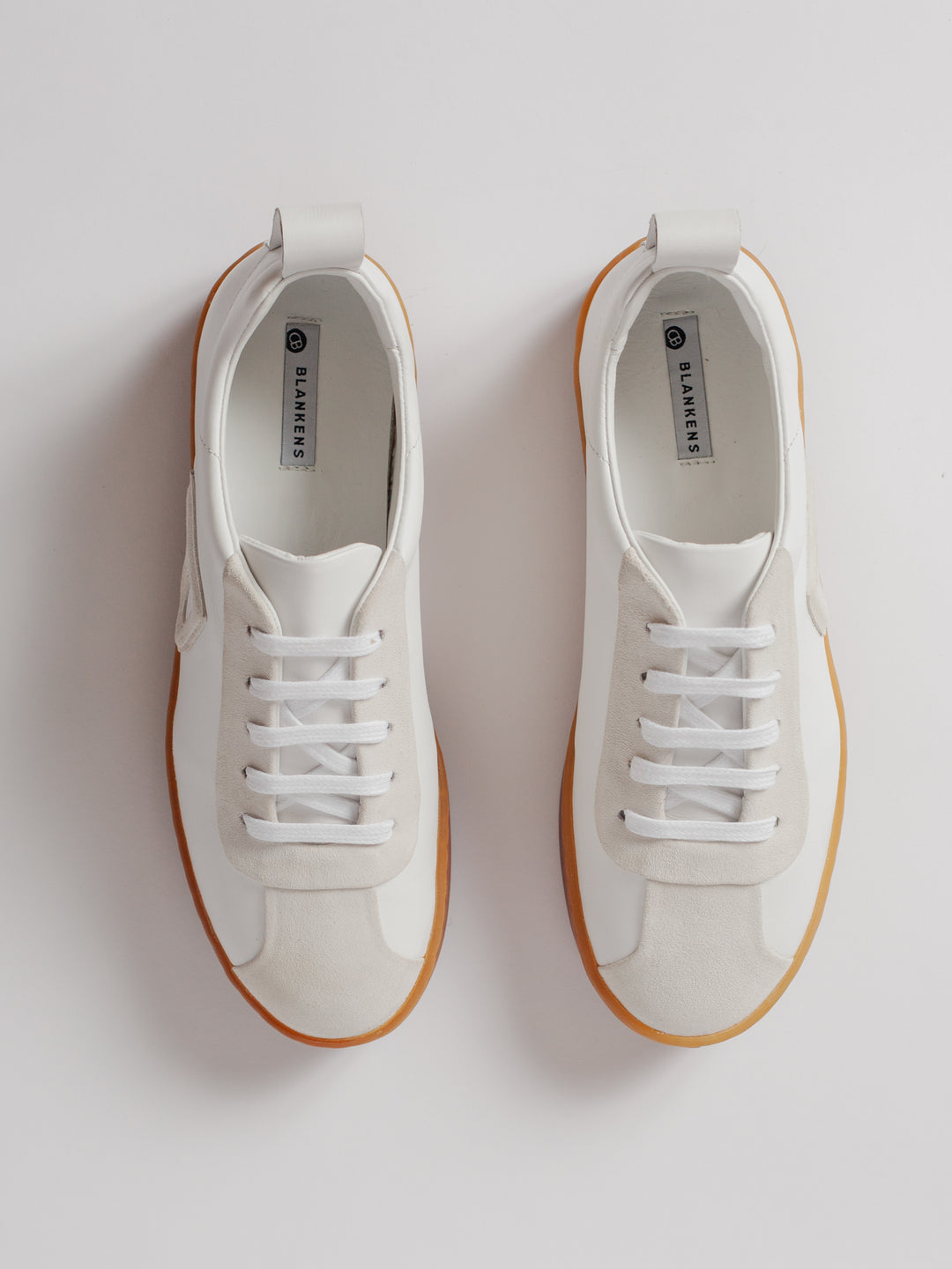 Blankens The Elin White Sneaker with brown rubber sole and B-detail