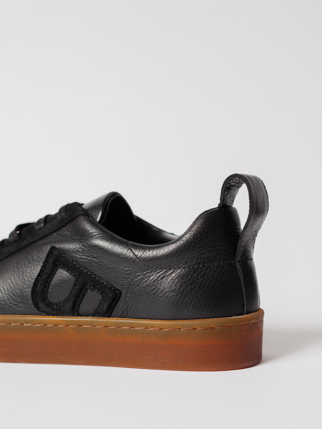 Blankens The Elin Black Sneaker with brown rubber sole and B-detail