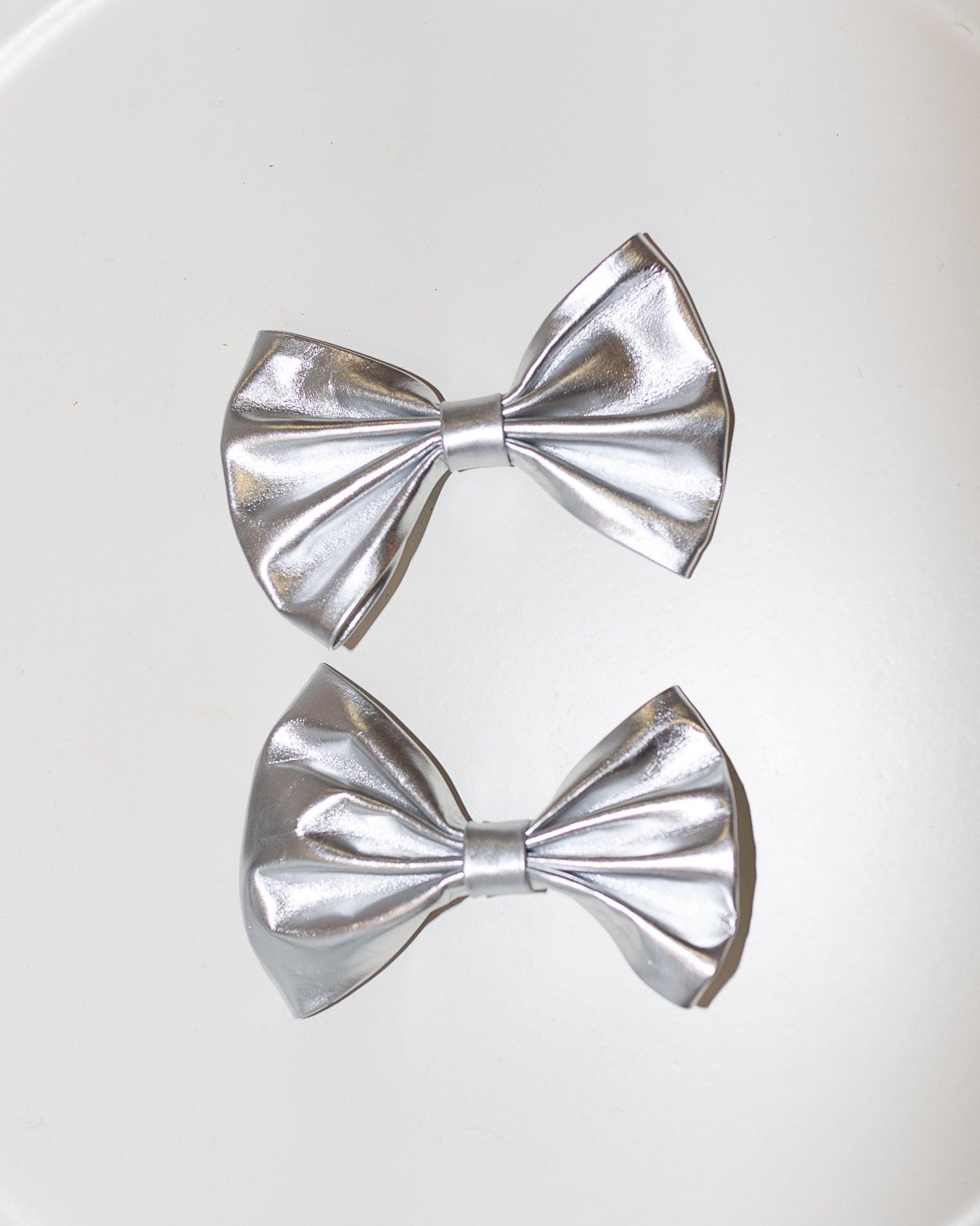 Blankens Clip On Bows in Silver Leather