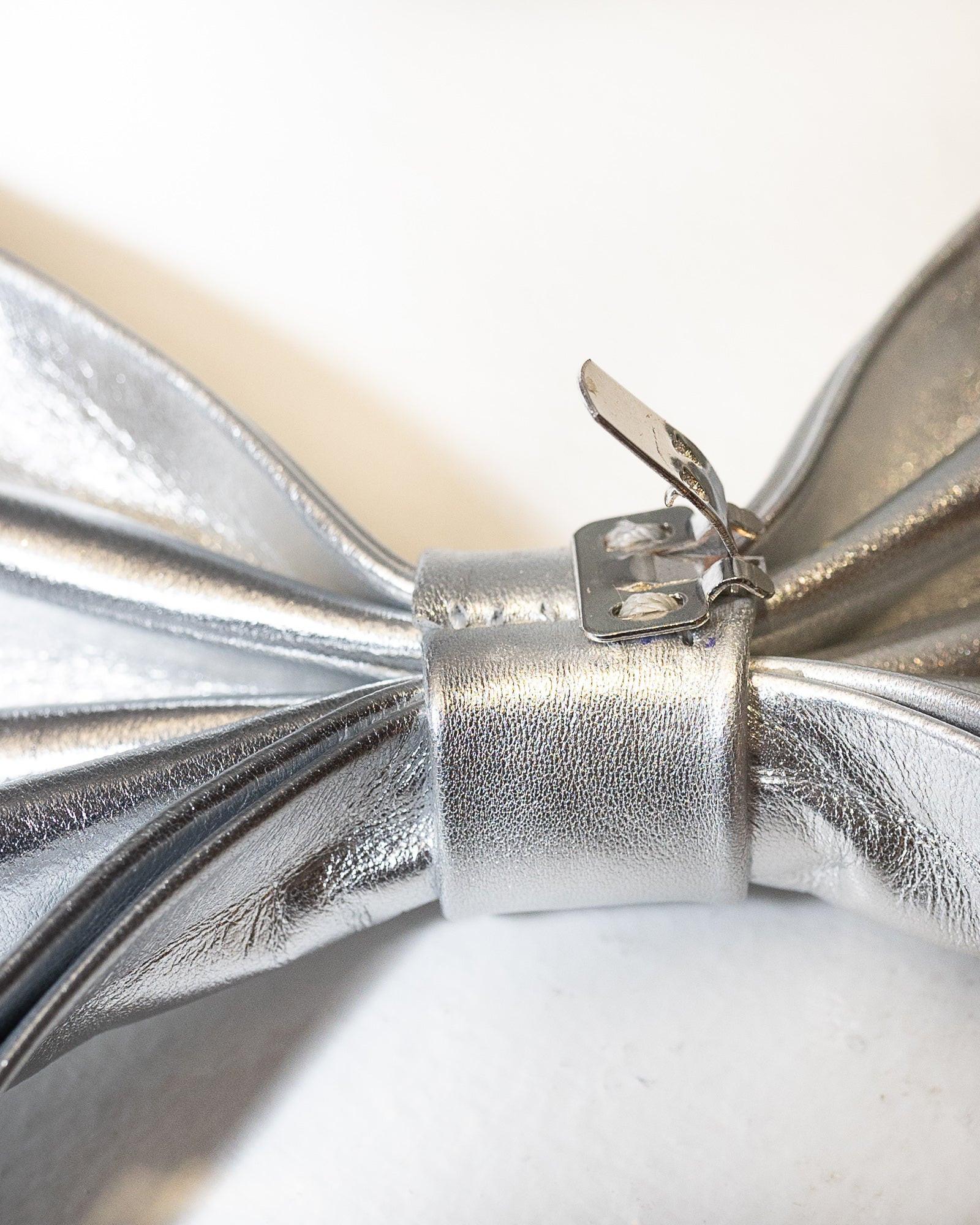 Blankens Clip On Bows in Silver Leather