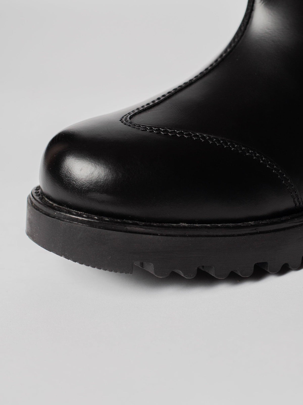 Blankens The Alexia Low Eco black low boot with handles. warm with fuzzy wool lining. water resistant. detail photo of the front