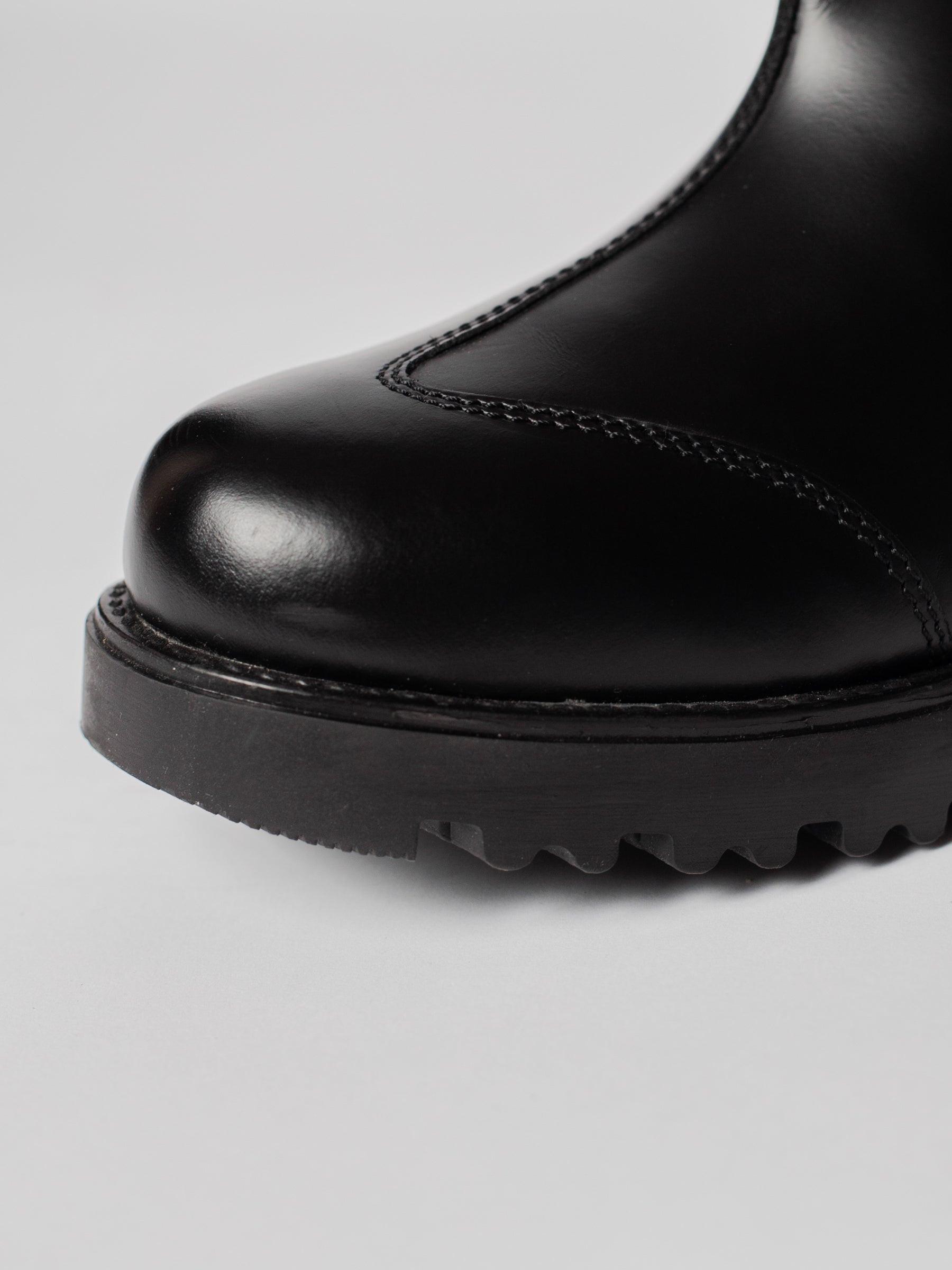 Blankens The Alexia Low Eco black low boot with handles. warm with fuzzy wool lining. water resistant. detail photo of the front