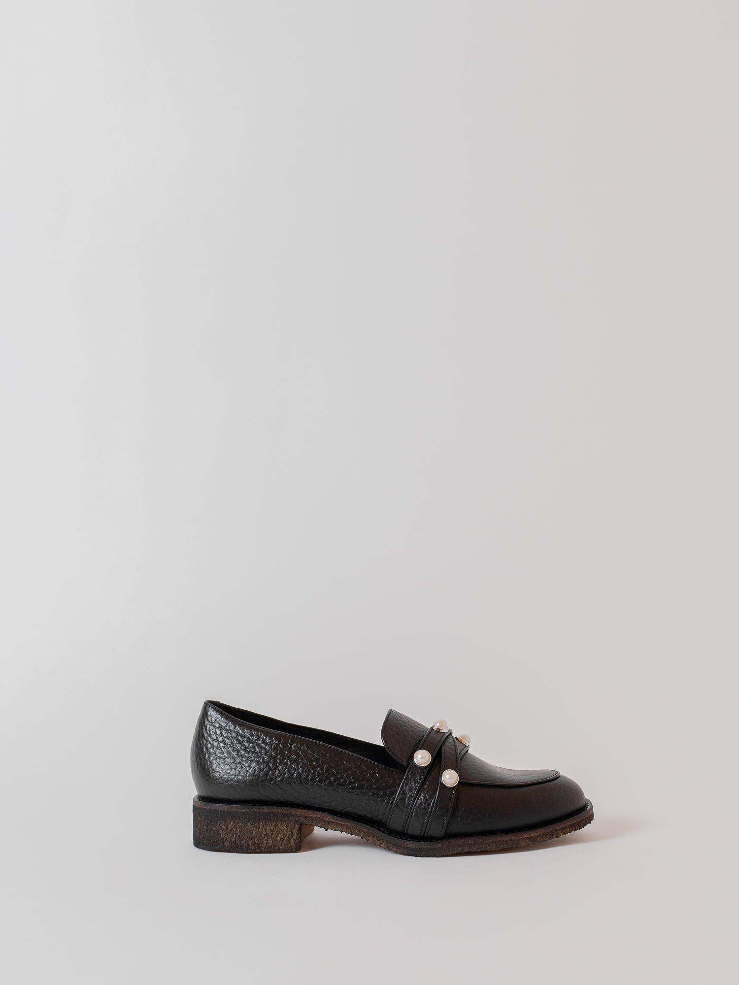Blankens The Ebba black loafer with pearls