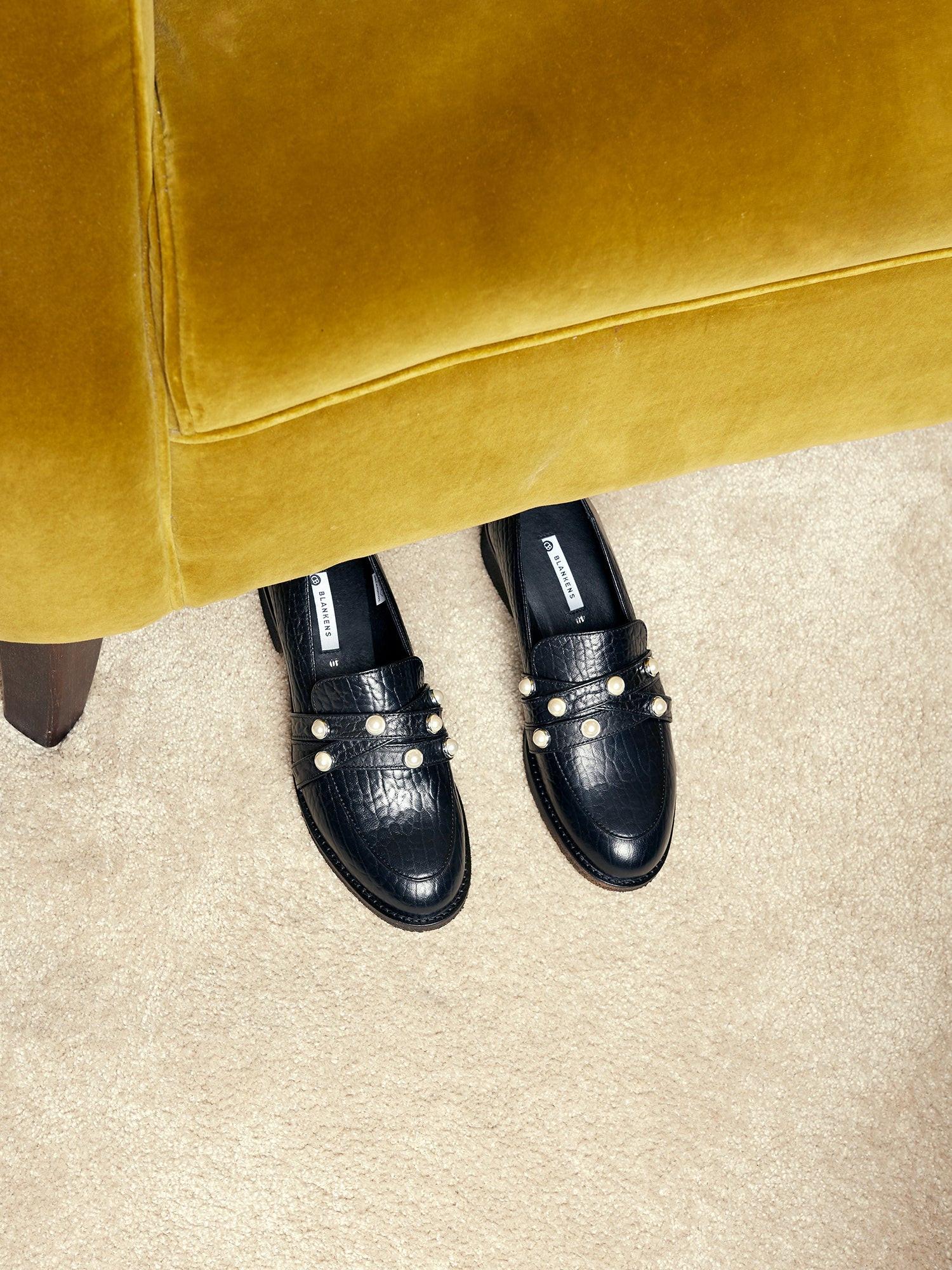 Blankens The Ebba black loafer with pearls