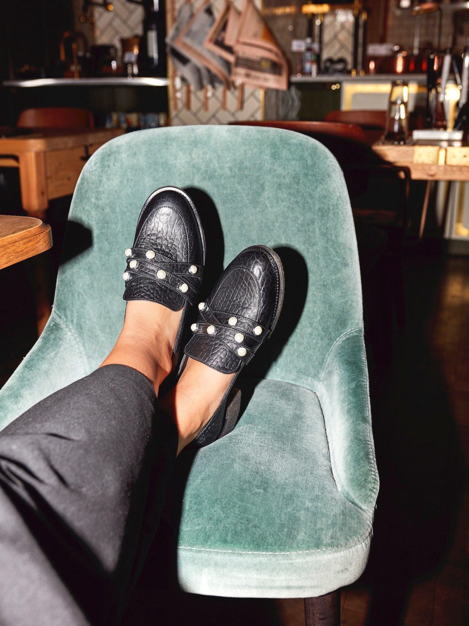 Blankens The Ebba black loafer with pearls