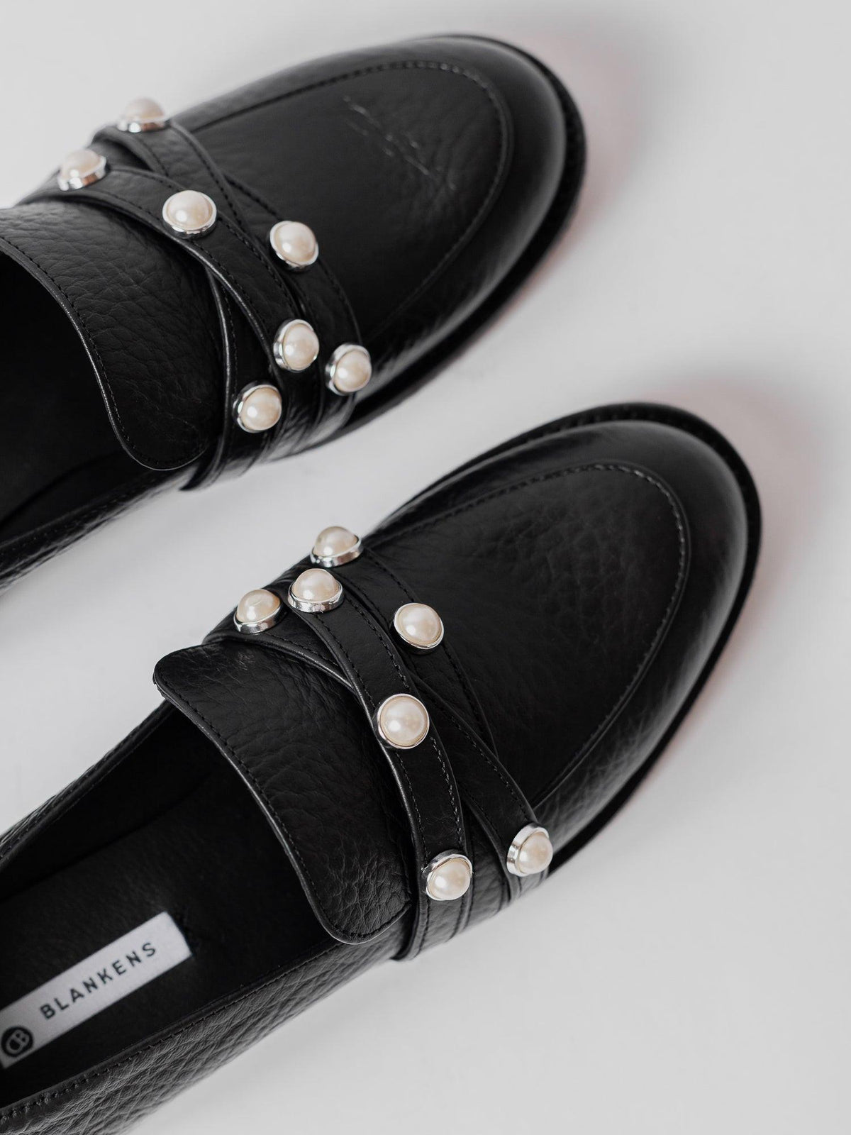 Blankens The Ebba black loafer with pearls