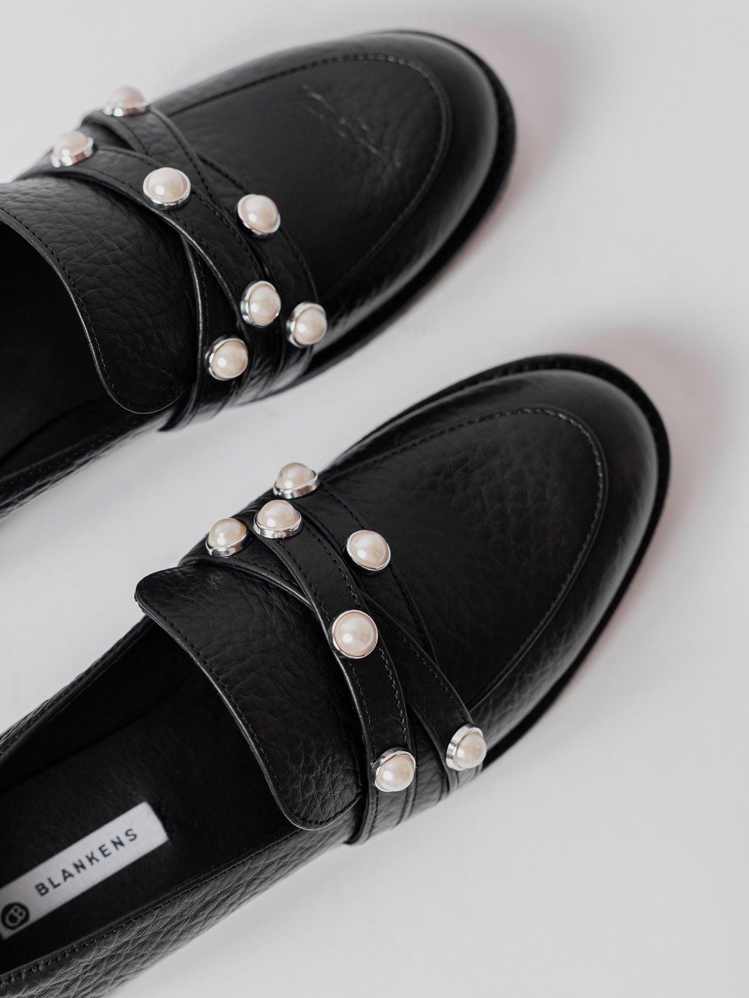 Blankens The Ebba black loafer with pearls