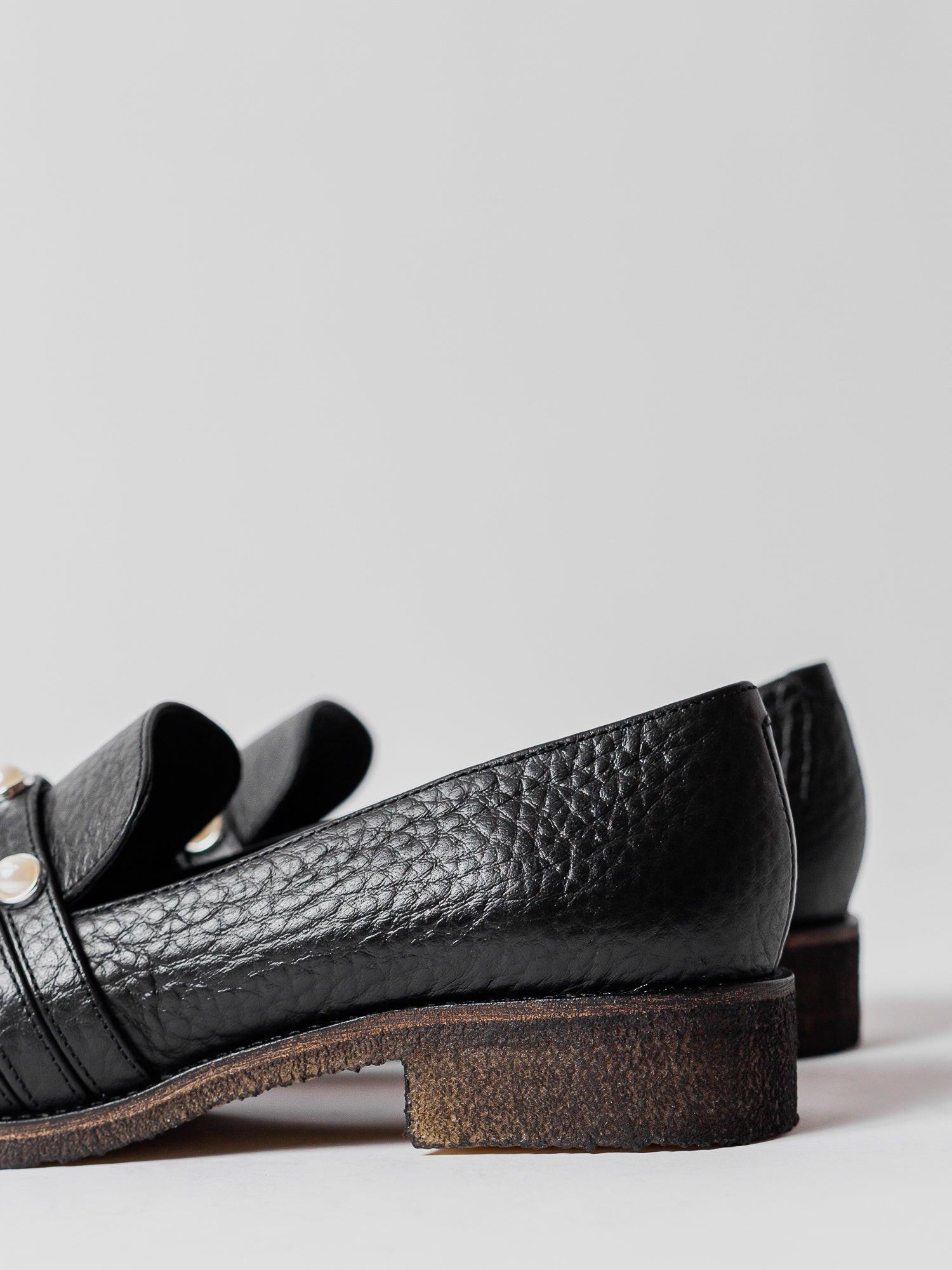 Blankens The Ebba black loafer with pearls