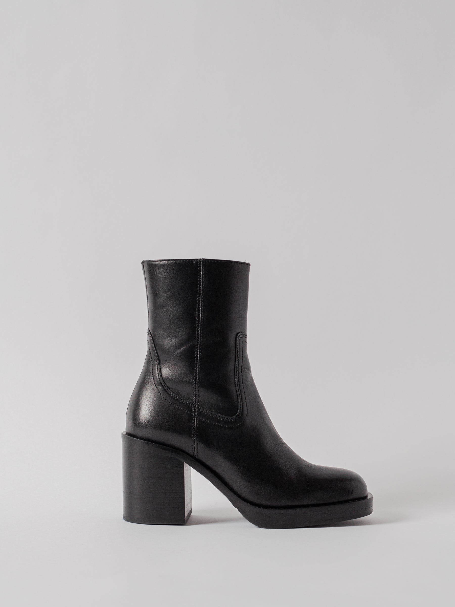 Blankens The Milou black leather boot, chrome-free. Made in Europe. elegant heel, contemporary shape, slightly elevated platform.