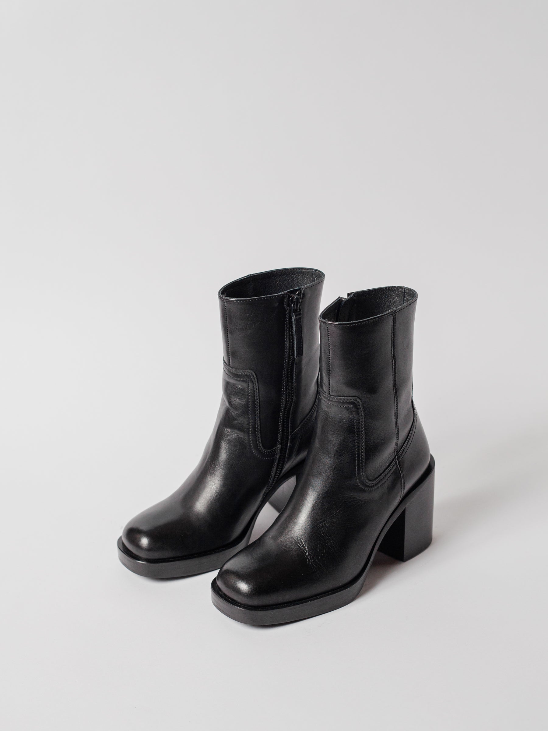 Blankens The Milou black leather boot, chrome-free. Made in Europe. elegant heel, contemporary shape, slightly elevated platform.