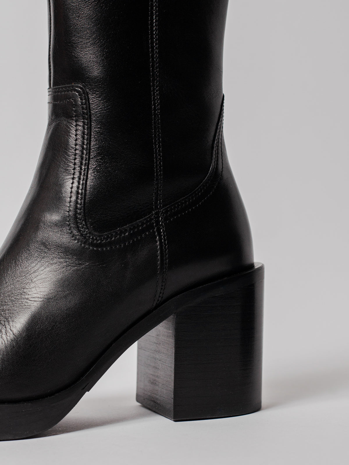 Blankens The Milou black leather boot, chrome-free. Made in Europe. elegant heel, contemporary shape, slightly elevated platform.