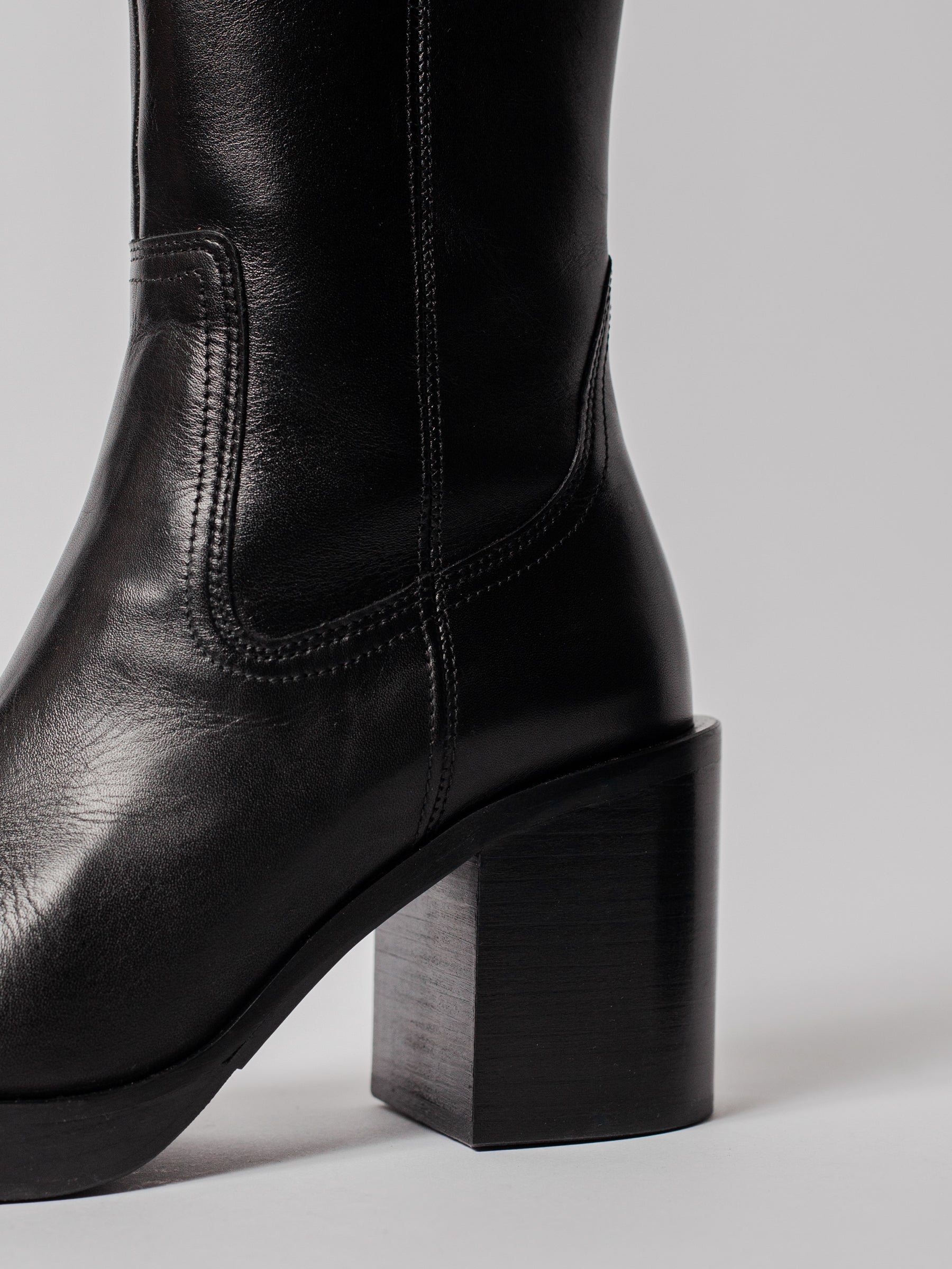 Blankens The Milou black leather boot, chrome-free. Made in Europe. elegant heel, contemporary shape, slightly elevated platform.