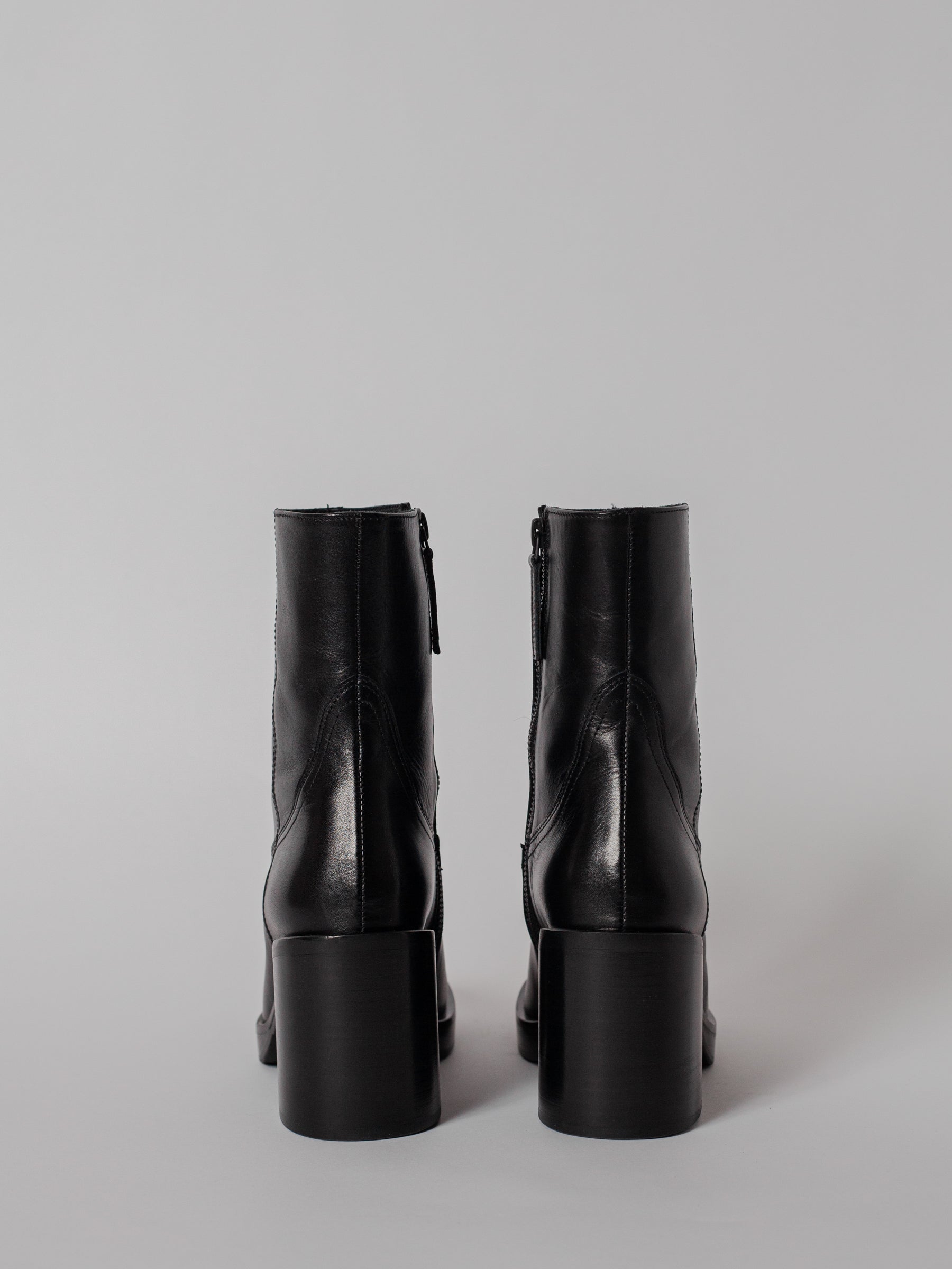 Blankens The Milou black leather boot, chrome-free. Made in Europe. elegant heel, contemporary shape, slightly elevated platform.